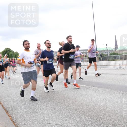 29.06.2025 - hella hamburg halbmarathon Lena Gebhardt http://msf.ph/oto/8325276 29.06.2025 10:57:40 Lombardsbrücke 5117, 15950, 13427, 13425, 11941, 1123, 1242, 1248, 1265, 1643, 2015, 2041, 2370, 2451, 2567, 2900, 3191, 3195, 3385, 3388, 3433, 3644, 3723, 3750, 3851, 3954, 4059, 4086, 4106, 4180, 4197, 4521, 4830, 5117, 5316, 5632, 5736, 5738, 6827, 6857, 6916, 7172, 7193, 7556, 7720, 7728, 7787, 8035, 8159, 8287, 8386, 8474, 8540, 8552, 8708, 8713, 8773, 8851, 8853, 8873, 9059, 9110, 9233, 9318, 9394, 9496, 9613 meine-sportfotos.de
