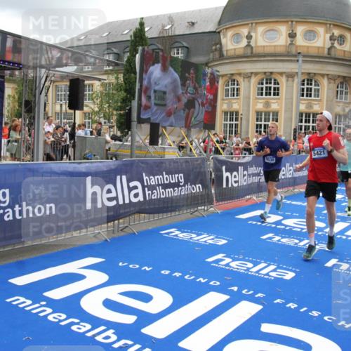 29.06.2025 - hella hamburg halbmarathon Michael Strokosch http://msf.ph/oto/8325306 29.06.2025 10:48:42 Ziel 1163, 1176, 2213, 4553, 5421, 9538, 10859, 11579, 14511, 15384, 15573, 17127, 18815 meine-sportfotos.de