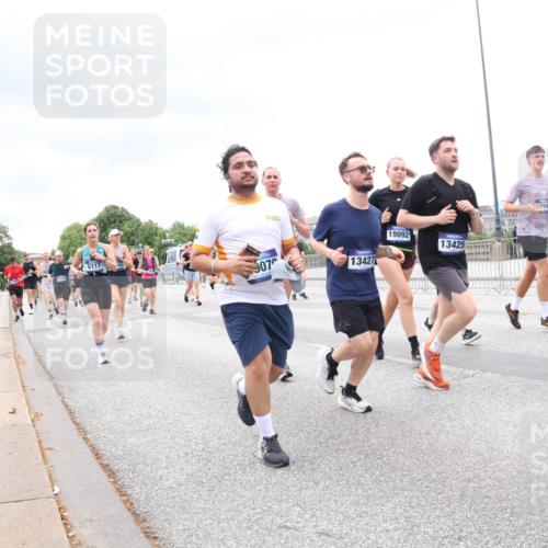 29.06.2025 - hella hamburg halbmarathon Lena Gebhardt http://msf.ph/oto/8325312 29.06.2025 10:57:40 Lombardsbrücke 907, 13427, 19092, 13425, 1947, 1123, 1242, 1248, 1265, 1643, 2015, 2041, 2370, 2451, 2567, 2900, 3191, 3195, 3385, 3388, 3433, 3644, 3723, 3750, 3851, 3954, 4059, 4086, 4106, 4180, 4197, 4521, 4830, 5117, 5316, 5632, 5736, 5738, 6827, 6857, 6916, 7172, 7193, 7556, 7720, 7728, 7787, 8035, 8159, 8287, 8386, 8474, 8540, 8552, 8708, 8713, 8773, 8851, 8853, 8873, 9059, 9110, 9233, 9318, 9394, 9496, 9613 meine-sportfotos.de