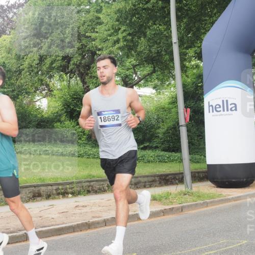 29.06.2025 - hella hamburg halbmarathon KatJ http://msf.ph/oto/8325318 29.06.2025 10:16:58 Zwischen KM18-KM19  meine-sportfotos.de