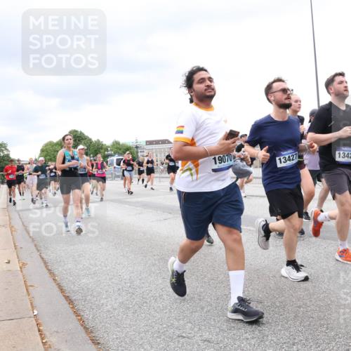 29.06.2025 - hella hamburg halbmarathon Lena Gebhardt http://msf.ph/oto/8325326 29.06.2025 10:57:40 Lombardsbrücke 19070, 13427, 13425, 1123, 1242, 1248, 1265, 1643, 2015, 2041, 2370, 2451, 2567, 2900, 3191, 3195, 3385, 3388, 3433, 3644, 3723, 3750, 3851, 3954, 4059, 4086, 4106, 4180, 4197, 4521, 4830, 5117, 5316, 5632, 5736, 5738, 6827, 6857, 6916, 7172, 7193, 7556, 7720, 7728, 7787, 8035, 8159, 8287, 8386, 8474, 8540, 8552, 8708, 8713, 8773, 8851, 8853, 8873, 9059, 9110, 9233, 9318, 9394, 9496, 9613 meine-sportfotos.de