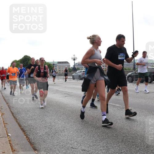 29.06.2025 - hella hamburg halbmarathon Lena Gebhardt http://msf.ph/oto/8325335 29.06.2025 10:37:41 Lombardsbrücke 2640, 16582, 1022, 1276, 1337, 1475, 1578, 1799, 1819, 1985, 2016, 2199, 2486, 2640, 2853, 3230, 3246, 3633, 4097, 4347, 5139, 5146, 5171, 5186, 5522, 5560, 5790, 5875, 5940, 6243, 6362, 6697, 6821, 6955, 7085, 7124, 7235, 7244, 7321, 7350, 7544, 7696, 7777, 7823, 8811, 8843, 8985, 9247, 9288, 9524, 9895, 10159, 10506, 10836, 11087, 11543, 12123, 12254, 12472, 12824, 16680, 17798 meine-sportfotos.de