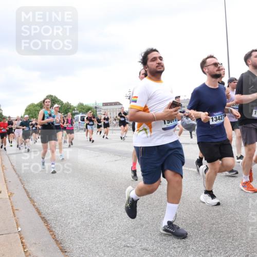 29.06.2025 - hella hamburg halbmarathon Lena Gebhardt http://msf.ph/oto/8325344 29.06.2025 10:57:41 Lombardsbrücke 1900, 13427, 723, 13425, 1123, 1242, 1248, 1265, 1643, 2015, 2041, 2451, 2567, 2900, 3191, 3195, 3385, 3388, 3433, 3644, 3723, 3750, 3954, 4059, 4086, 4106, 4180, 4197, 4521, 4830, 5117, 5316, 5632, 5736, 5738, 6337, 6827, 6857, 6916, 7172, 7193, 7556, 7720, 7728, 7787, 8035, 8159, 8287, 8386, 8474, 8540, 8552, 8708, 8713, 8773, 8851, 8853, 8873, 9059, 9110, 9233, 9318, 9394, 9398, 9436, 9496, 9613 meine-sportfotos.de