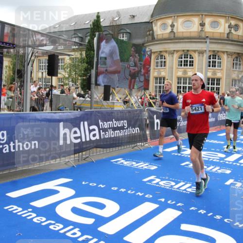 29.06.2025 - hella hamburg halbmarathon Michael Strokosch http://msf.ph/oto/8325353 29.06.2025 10:48:42 Ziel 1163, 1176, 2213, 4553, 5421, 9538, 10859, 11579, 14511, 15384, 15573, 17127, 18815 meine-sportfotos.de