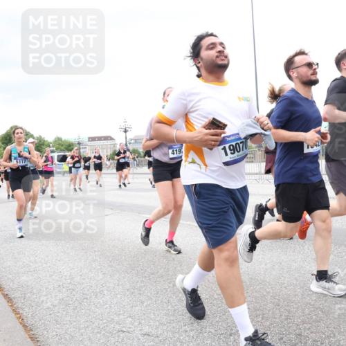 29.06.2025 - hella hamburg halbmarathon Lena Gebhardt http://msf.ph/oto/8325359 29.06.2025 10:57:41 Lombardsbrücke 15260, 5117, 419, 19070, 13425, 1194, 1123, 1242, 1248, 1265, 1643, 2015, 2041, 2451, 2567, 2900, 3191, 3195, 3385, 3388, 3433, 3644, 3723, 3750, 3954, 4059, 4086, 4106, 4180, 4197, 4521, 4830, 5117, 5316, 5632, 5736, 5738, 6337, 6827, 6857, 6916, 7172, 7193, 7556, 7720, 7728, 7787, 8035, 8159, 8287, 8386, 8474, 8540, 8552, 8708, 8713, 8773, 8851, 8853, 8873, 9059, 9110, 9233, 9318, 9394, 9398, 9436, 9496, 9613 meine-sportfotos.de