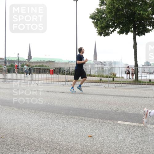 29.06.2025 - hella hamburg halbmarathon Lena Gebhardt http://msf.ph/oto/8325366 29.06.2025 10:47:22 Lombardsbrücke 17015, 1073, 1185, 1286, 1434, 1463, 1523, 1593, 1607, 1704, 1961, 2148, 2211, 2327, 2407, 2537, 2555, 2556, 2665, 2882, 2981, 2994, 3339, 4037, 4184, 4239, 4325, 4423, 4483, 4806, 4895, 4974, 4975, 5111, 5114, 5621, 5622, 5796, 5895, 5953, 6255, 6256, 6485, 6496, 6879, 6995, 7073, 7403, 7430, 7431, 7630, 7631, 7970, 8105, 8131, 8270, 8486, 8550, 8684, 8706, 8915, 8953, 8967, 9018, 9687, 11351, 11458, 11730, 11738 meine-sportfotos.de