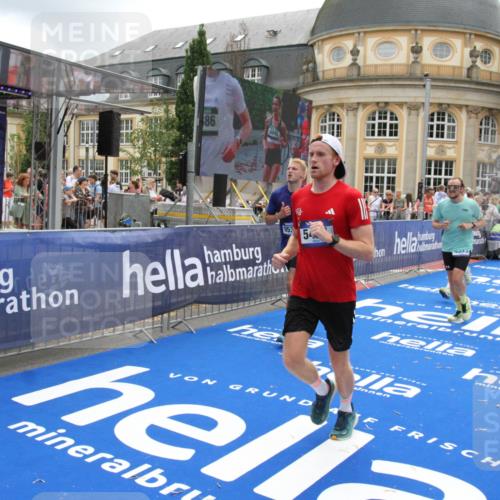 29.06.2025 - hella hamburg halbmarathon Michael Strokosch http://msf.ph/oto/8325396 29.06.2025 10:48:42 Ziel 1163, 1176, 2213, 4553, 5421, 9538, 10859, 11579, 14511, 15384, 15573, 17127, 18815 meine-sportfotos.de