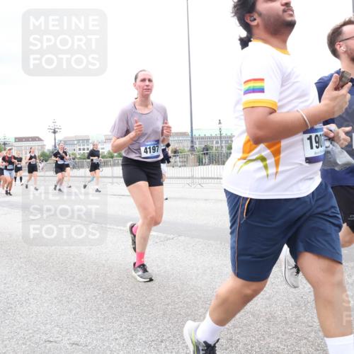 29.06.2025 - hella hamburg halbmarathon Lena Gebhardt http://msf.ph/oto/8325401 29.06.2025 10:57:41 Lombardsbrücke 4197, 190, 1342, 1342, 1123, 1242, 1248, 1265, 1643, 2015, 2041, 2451, 2567, 2900, 3191, 3195, 3385, 3388, 3433, 3644, 3723, 3750, 3954, 4059, 4086, 4106, 4180, 4197, 4521, 4830, 5117, 5316, 5632, 5736, 5738, 6337, 6827, 6857, 6916, 7172, 7193, 7556, 7720, 7728, 7787, 8035, 8159, 8287, 8386, 8474, 8540, 8552, 8708, 8713, 8773, 8851, 8853, 8873, 9059, 9110, 9233, 9318, 9394, 9398, 9436, 9496, 9613 meine-sportfotos.de