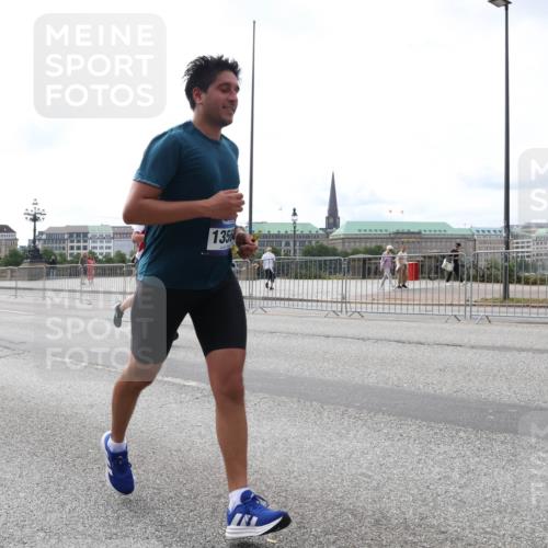 29.06.2025 - hella hamburg halbmarathon Lena Gebhardt http://msf.ph/oto/8325424 29.06.2025 10:23:16 Lombardsbrücke 8688, 1356, 1029, 1048, 1362, 1853, 2925, 3029, 3034, 4190, 4266, 4391, 4728, 4793, 5629, 6502, 6578, 6784, 6785, 6849, 7029, 7266, 7820, 7891, 8687, 8688, 8716, 8918, 8920, 9133, 9301, 9877, 9913, 10205, 10739, 11798, 11879, 12025, 12073, 12190, 12265, 12874, 13560, 13921, 14041, 14265, 14338, 14510, 14512, 14525, 14821, 15709, 16185, 16416, 16558, 17013, 17099, 17207, 17299, 17719 meine-sportfotos.de