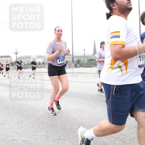 29.06.2025 - hella hamburg halbmarathon Lena Gebhardt http://msf.ph/oto/8325436 29.06.2025 10:57:41 Lombardsbrücke 164, 4197, 190, 342, 1123, 1242, 1248, 1265, 1643, 2015, 2041, 2451, 2567, 2900, 3191, 3195, 3385, 3388, 3433, 3644, 3723, 3750, 3954, 4059, 4086, 4106, 4180, 4197, 4521, 4830, 5117, 5316, 5632, 5736, 5738, 6337, 6827, 6857, 6916, 7172, 7193, 7556, 7720, 7728, 7787, 8035, 8159, 8287, 8386, 8474, 8540, 8552, 8708, 8713, 8773, 8851, 8853, 8873, 9059, 9110, 9233, 9318, 9394, 9398, 9436, 9496, 9613 meine-sportfotos.de