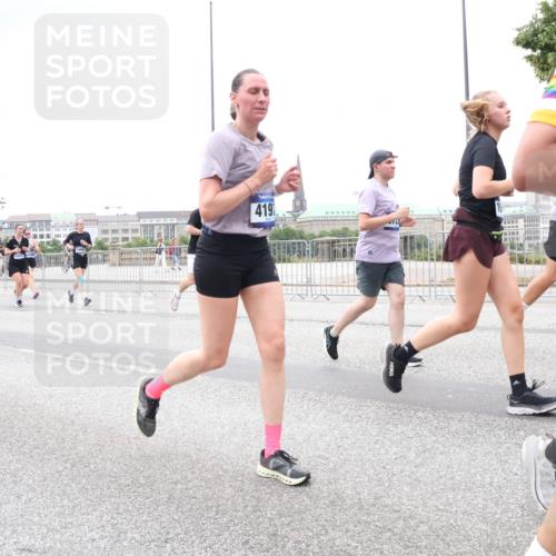 29.06.2025 - hella hamburg halbmarathon Lena Gebhardt http://msf.ph/oto/8325477 29.06.2025 10:57:41 Lombardsbrücke 419, 1123, 1242, 1248, 1265, 1643, 2015, 2041, 2451, 2567, 2900, 3191, 3195, 3385, 3388, 3433, 3644, 3723, 3750, 3954, 4059, 4086, 4106, 4180, 4197, 4521, 4830, 5117, 5316, 5632, 5736, 5738, 6337, 6827, 6857, 6916, 7172, 7193, 7556, 7720, 7728, 7787, 8035, 8159, 8287, 8386, 8474, 8540, 8552, 8708, 8713, 8773, 8851, 8853, 8873, 9059, 9110, 9233, 9318, 9394, 9398, 9436, 9496, 9613 meine-sportfotos.de