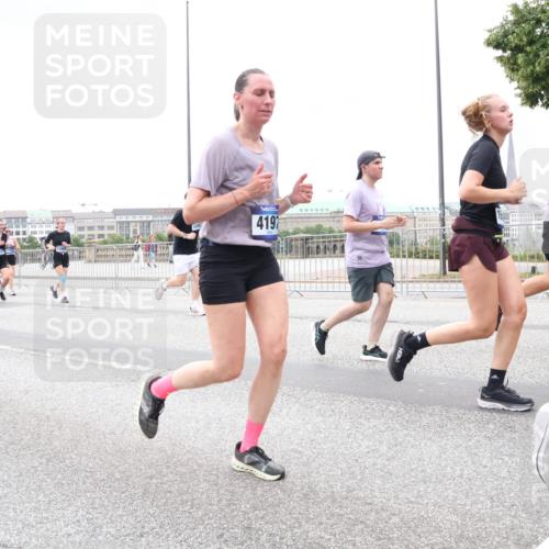 29.06.2025 - hella hamburg halbmarathon Lena Gebhardt http://msf.ph/oto/8325524 29.06.2025 10:57:41 Lombardsbrücke 4197, 1123, 1242, 1248, 1265, 1643, 2015, 2041, 2451, 2567, 2900, 3191, 3195, 3385, 3388, 3433, 3644, 3723, 3750, 3954, 4059, 4086, 4106, 4180, 4197, 4521, 4830, 5117, 5316, 5632, 5736, 5738, 6337, 6827, 6857, 6916, 7172, 7193, 7556, 7720, 7728, 7787, 8035, 8159, 8287, 8386, 8474, 8540, 8552, 8708, 8713, 8773, 8851, 8853, 8873, 9059, 9110, 9233, 9318, 9394, 9398, 9436, 9496, 9613 meine-sportfotos.de