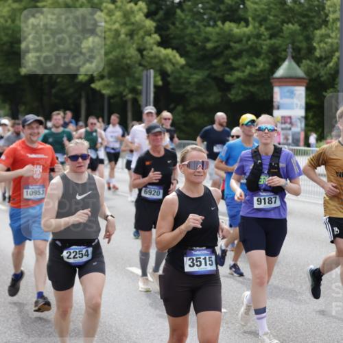 29.06.2025 - hella hamburg halbmarathon Jannik Wohlers http://msf.ph/oto/8325529 29.06.2025 10:39:47 Lombardsbrücke 1018, 1037, 1058, 1291, 1691, 2019, 2109, 2254, 2515, 2572, 2866, 2888, 3237, 3295, 3515, 3607, 3808, 4173, 4271, 4471, 4756, 5113, 5263, 5351, 5352, 5877, 5901, 6097, 6463, 6548, 6673, 6750, 6866, 6876, 6890, 6920, 7108, 7174, 7675, 7850, 8815, 9187, 9195, 9495, 10474, 10806, 10818, 10953, 11188, 11244, 11653, 11717, 11970, 12364, 12414, 12444, 12501, 12760, 13005, 13069, 13290, 13410, 13577, 13651, 15111, 15549, 15927, 16681, 17318 meine-sportfotos.de