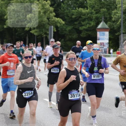 29.06.2025 - hella hamburg halbmarathon Jannik Wohlers http://msf.ph/oto/8325552 29.06.2025 10:39:47 Lombardsbrücke 1018, 1037, 1058, 1291, 1691, 2019, 2109, 2254, 2515, 2572, 2866, 2888, 3237, 3295, 3515, 3607, 3808, 4173, 4271, 4471, 4756, 5113, 5263, 5351, 5352, 5877, 5901, 6097, 6463, 6548, 6673, 6750, 6866, 6876, 6890, 6920, 7108, 7174, 7675, 7850, 8815, 9187, 9195, 9495, 10474, 10806, 10818, 10953, 11188, 11244, 11653, 11717, 11970, 12364, 12414, 12444, 12501, 12760, 13005, 13069, 13290, 13410, 13577, 13651, 15111, 15549, 15927, 16681, 17318 meine-sportfotos.de
