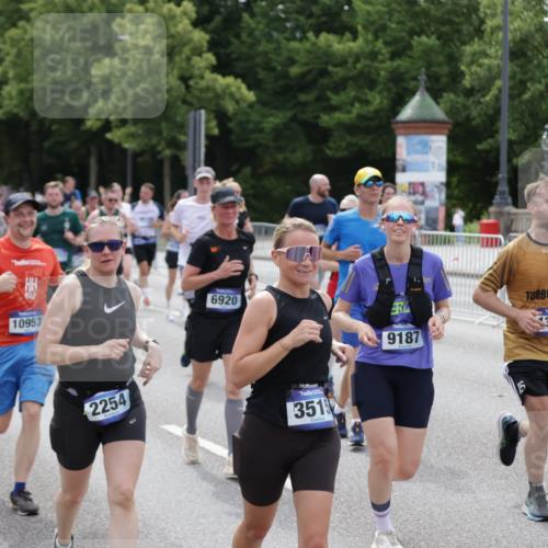 29.06.2025 - hella hamburg halbmarathon Jannik Wohlers http://msf.ph/oto/8325594 29.06.2025 10:39:47 Lombardsbrücke 1018, 1037, 1058, 1291, 1691, 2019, 2109, 2254, 2515, 2572, 2866, 2888, 3237, 3295, 3515, 3607, 3808, 4173, 4271, 4471, 4756, 5113, 5263, 5351, 5352, 5877, 5901, 6097, 6463, 6548, 6673, 6750, 6866, 6876, 6890, 6920, 7108, 7174, 7675, 7850, 8815, 9187, 9195, 9495, 10474, 10806, 10818, 10953, 11188, 11244, 11653, 11717, 11970, 12364, 12414, 12444, 12501, 12760, 13005, 13069, 13290, 13410, 13577, 13651, 15111, 15549, 15927, 16681, 17318 meine-sportfotos.de
