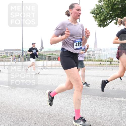 29.06.2025 - hella hamburg halbmarathon Lena Gebhardt http://msf.ph/oto/8325596 29.06.2025 10:57:42 Lombardsbrücke 13340, 4197, 3723, 19092, 1123, 1242, 1248, 1265, 1643, 2015, 2041, 2451, 2567, 2900, 3191, 3195, 3385, 3388, 3433, 3644, 3723, 3750, 3954, 4059, 4086, 4106, 4180, 4197, 4521, 4830, 5117, 5316, 5632, 5736, 5738, 6316, 6337, 6827, 6857, 6916, 7172, 7193, 7556, 7720, 7728, 7787, 8035, 8159, 8287, 8386, 8474, 8540, 8552, 8708, 8713, 8773, 8851, 8853, 8873, 9059, 9110, 9233, 9318, 9394, 9398, 9436, 9496, 9613 meine-sportfotos.de