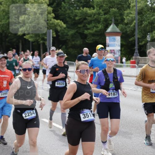 29.06.2025 - hella hamburg halbmarathon Jannik Wohlers http://msf.ph/oto/8325652 29.06.2025 10:39:47 Lombardsbrücke 1018, 1037, 1058, 1291, 1691, 2019, 2109, 2254, 2515, 2572, 2866, 2888, 3237, 3295, 3515, 3607, 3808, 4173, 4271, 4471, 4756, 5113, 5263, 5351, 5352, 5877, 5901, 6097, 6463, 6548, 6673, 6750, 6866, 6876, 6890, 6920, 7108, 7174, 7675, 7850, 8815, 9187, 9195, 9495, 10474, 10806, 10818, 10953, 11188, 11244, 11653, 11717, 11970, 12364, 12414, 12444, 12501, 12760, 13005, 13069, 13290, 13410, 13577, 13651, 15111, 15549, 15927, 16681, 17318 meine-sportfotos.de