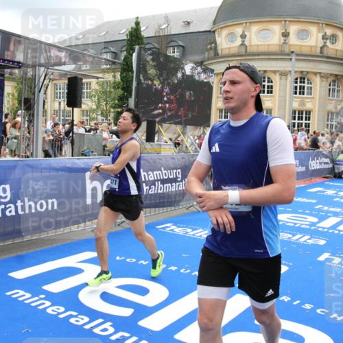 29.06.2025 - hella hamburg halbmarathon Michael Strokosch http://msf.ph/oto/8325671 29.06.2025 10:48:45 Ziel 1094, 2442, 4553, 9538, 10859, 12533, 14511, 15384, 17127 meine-sportfotos.de