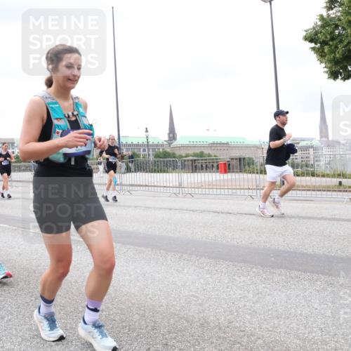 29.06.2025 - hella hamburg halbmarathon Lena Gebhardt http://msf.ph/oto/8325692 29.06.2025 10:57:43 Lombardsbrücke 8583, 7029, 164, 15958, 1123, 1242, 1248, 1265, 1643, 2015, 2041, 2451, 2567, 2900, 3191, 3195, 3385, 3388, 3433, 3644, 3723, 3750, 3936, 3954, 4059, 4086, 4106, 4180, 4197, 4429, 4521, 4830, 5117, 5316, 5632, 5736, 5738, 6316, 6337, 6827, 6857, 6916, 7172, 7193, 7556, 7720, 7728, 8035, 8159, 8287, 8386, 8474, 8540, 8552, 8708, 8713, 8773, 8851, 8853, 8873, 9059, 9110, 9233, 9318, 9394, 9398, 9436, 9496, 9613 meine-sportfotos.de