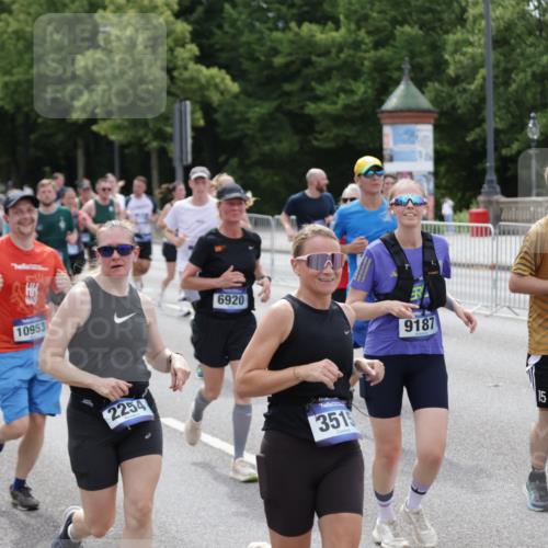 29.06.2025 - hella hamburg halbmarathon Jannik Wohlers http://msf.ph/oto/8325699 29.06.2025 10:39:47 Lombardsbrücke 1018, 1037, 1058, 1291, 1691, 2019, 2109, 2254, 2515, 2572, 2866, 2888, 3237, 3295, 3515, 3607, 3808, 4173, 4271, 4471, 4756, 5113, 5263, 5351, 5352, 5877, 5901, 6097, 6463, 6548, 6673, 6750, 6866, 6876, 6890, 6920, 7108, 7174, 7675, 7850, 8815, 9187, 9195, 9495, 10474, 10806, 10818, 10953, 11188, 11244, 11653, 11717, 11970, 12364, 12414, 12444, 12501, 12760, 13005, 13069, 13290, 13410, 13577, 13651, 15111, 15549, 15927, 16681, 17318 meine-sportfotos.de