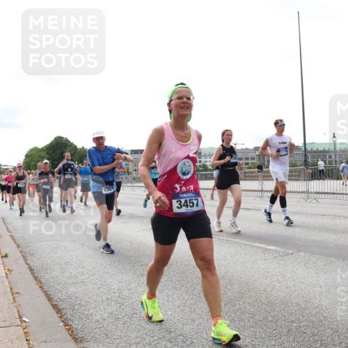 29.06.2025 - hella hamburg halbmarathon Lena Gebhardt http://msf.ph/oto/8325710 29.06.2025 10:23:20 Lombardsbrücke 9301, 18911, 3457, 7719, 1048, 1304, 1362, 1853, 2925, 3029, 3034, 4190, 4266, 4391, 4728, 4793, 5406, 5629, 6502, 6578, 6784, 6785, 6849, 7029, 7266, 7820, 7891, 8687, 8688, 8716, 8918, 8920, 9133, 9301, 9877, 9913, 10205, 10739, 11300, 11798, 11879, 12025, 12073, 12190, 12265, 12874, 13560, 14041, 14265, 14338, 14510, 14512, 14821, 15709, 16185, 16251, 16416, 16558, 17013, 17099, 17199, 17207, 17299, 17719 meine-sportfotos.de