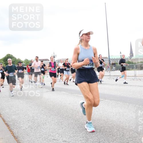 29.06.2025 - hella hamburg halbmarathon Lena Gebhardt http://msf.ph/oto/8325775 29.06.2025 10:57:43 Lombardsbrücke 17029, 1643, 1271, 18992, 15288, 958, 1123, 1242, 1248, 1265, 1643, 2015, 2041, 2451, 2567, 2900, 3191, 3195, 3385, 3388, 3433, 3644, 3723, 3750, 3936, 3954, 4059, 4086, 4106, 4180, 4197, 4429, 4521, 4830, 5117, 5316, 5632, 5736, 5738, 6316, 6337, 6827, 6857, 6916, 7172, 7193, 7556, 7720, 7728, 8035, 8159, 8287, 8386, 8474, 8540, 8552, 8708, 8713, 8773, 8851, 8853, 8873, 9059, 9110, 9233, 9318, 9394, 9398, 9436, 9496, 9613 meine-sportfotos.de