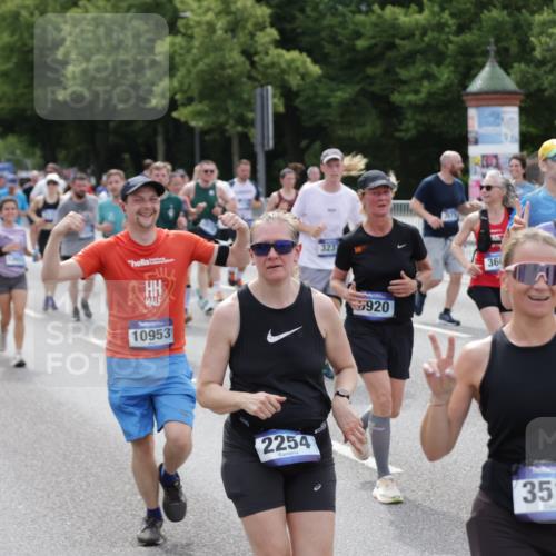 29.06.2025 - hella hamburg halbmarathon Jannik Wohlers http://msf.ph/oto/8325781 29.06.2025 10:39:48 Lombardsbrücke 1018, 1037, 1058, 1291, 1691, 2019, 2109, 2254, 2515, 2572, 2866, 2888, 3237, 3295, 3515, 3607, 3808, 4173, 4271, 4471, 4756, 5113, 5263, 5351, 5352, 5877, 5901, 6097, 6463, 6548, 6673, 6750, 6866, 6876, 6890, 6920, 7108, 7174, 7675, 7850, 8815, 9187, 9195, 9495, 10474, 10806, 10818, 10953, 11176, 11188, 11244, 11653, 11717, 11970, 11973, 12364, 12444, 12501, 12760, 13005, 13069, 13290, 13410, 13466, 13577, 13651, 14851, 15549, 15927, 16681, 17318 meine-sportfotos.de