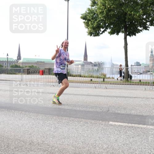 29.06.2025 - hella hamburg halbmarathon Lena Gebhardt http://msf.ph/oto/8325799 29.06.2025 10:12:56 Lombardsbrücke 11720, 10402, 1020, 1051, 1249, 1610, 1785, 1851, 1939, 2531, 2891, 2942, 2963, 2964, 3182, 3248, 3262, 4532, 4554, 5150, 5166, 5597, 5598, 6207, 7014, 7873, 7907, 8398, 8405, 8917, 8971, 9141, 10067, 10402, 10581, 11025, 11720, 12456, 13566, 13816, 14404, 14540, 14869, 15012, 15369, 15531, 16030, 16255, 16323, 16437, 16473, 16826, 16911, 17061, 17699, 17988, 17994, 18048, 18178, 18320, 18493, 18530, 18732 meine-sportfotos.de