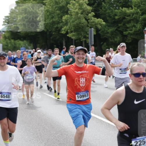 29.06.2025 - hella hamburg halbmarathon Jannik Wohlers http://msf.ph/oto/8325871 29.06.2025 10:39:48 Lombardsbrücke 1018, 1037, 1058, 1291, 1691, 2019, 2109, 2254, 2515, 2572, 2866, 2888, 3237, 3295, 3515, 3607, 3808, 4173, 4271, 4471, 4756, 5113, 5263, 5351, 5352, 5877, 5901, 6097, 6463, 6548, 6673, 6750, 6866, 6876, 6890, 6920, 7108, 7174, 7675, 7850, 8815, 9187, 9195, 9495, 10474, 10806, 10818, 10953, 11176, 11188, 11244, 11653, 11717, 11970, 11973, 12364, 12444, 12501, 12760, 13005, 13069, 13290, 13410, 13466, 13577, 13651, 14851, 15549, 15927, 16681, 17318 meine-sportfotos.de