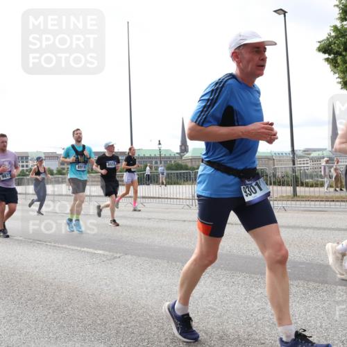 29.06.2025 - hella hamburg halbmarathon Lena Gebhardt http://msf.ph/oto/8325929 29.06.2025 10:23:22 Lombardsbrücke 14338, 17207, 8918, 9877, 8920, 9301, 1048, 1304, 1362, 1853, 2925, 3029, 3034, 4190, 4266, 4391, 4728, 4793, 5160, 5406, 6502, 6578, 6784, 6785, 6849, 7029, 7266, 7820, 7891, 8687, 8688, 8716, 8918, 8920, 9133, 9301, 9877, 9913, 10205, 10739, 11300, 11798, 11879, 12025, 12073, 12190, 12265, 12874, 13560, 14041, 14265, 14338, 14510, 14512, 14821, 15709, 16185, 16251, 16416, 16558, 17013, 17099, 17199, 17207, 17299, 17719 meine-sportfotos.de
