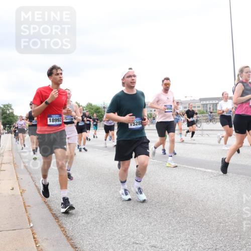 29.06.2025 - hella hamburg halbmarathon Lena Gebhardt http://msf.ph/oto/8325984 29.06.2025 10:57:45 Lombardsbrücke 18992, 5319, 17023, 15288, 8583, 1123, 1242, 1248, 1265, 1388, 1643, 2015, 2041, 2451, 2567, 2900, 3191, 3195, 3385, 3388, 3433, 3644, 3750, 3936, 3954, 4059, 4086, 4106, 4180, 4197, 4429, 4521, 4830, 5117, 5632, 5676, 5736, 5738, 6316, 6337, 6827, 6857, 6916, 7172, 7193, 7556, 7720, 7728, 8035, 8159, 8287, 8386, 8474, 8540, 8552, 8708, 8713, 8773, 8851, 8853, 8873, 9059, 9180, 9233, 9318, 9394, 9398, 9436, 9496, 9613 meine-sportfotos.de
