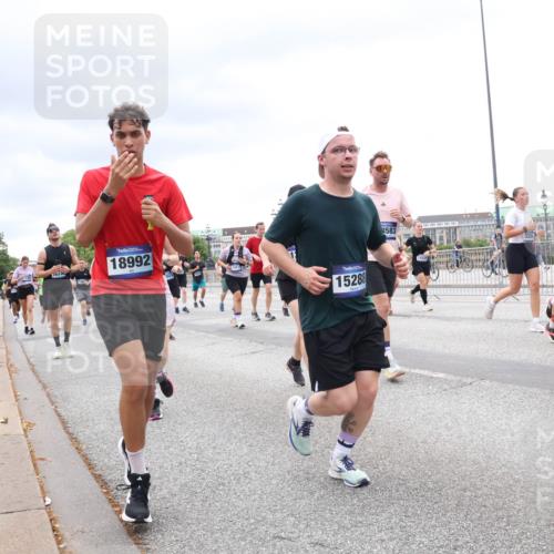 29.06.2025 - hella hamburg halbmarathon Lena Gebhardt http://msf.ph/oto/8326011 29.06.2025 10:57:45 Lombardsbrücke 1633, 18992, 5879, 15288, 3583, 164, 1123, 1242, 1248, 1265, 1388, 1643, 2015, 2041, 2451, 2567, 2900, 3191, 3195, 3385, 3388, 3433, 3644, 3750, 3936, 3954, 4059, 4086, 4106, 4180, 4197, 4429, 4521, 4830, 5117, 5632, 5676, 5736, 5738, 6316, 6337, 6827, 6857, 6916, 7172, 7193, 7556, 7720, 7728, 8035, 8159, 8287, 8386, 8474, 8540, 8552, 8708, 8713, 8773, 8851, 8853, 8873, 9059, 9180, 9233, 9318, 9394, 9398, 9436, 9496, 9613 meine-sportfotos.de