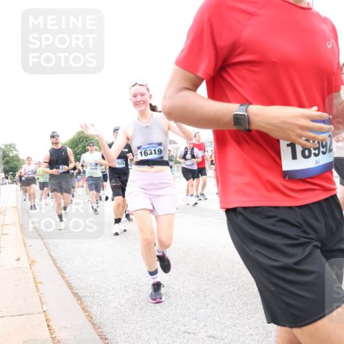 29.06.2025 - hella hamburg halbmarathon Lena Gebhardt http://msf.ph/oto/8326086 29.06.2025 10:57:46 Lombardsbrücke 7025, 16319, 18992, 1858, 1123, 1242, 1248, 1265, 1388, 1643, 2015, 2041, 2451, 2567, 2900, 3191, 3385, 3388, 3433, 3644, 3750, 3936, 3954, 4059, 4180, 4197, 4429, 4521, 4830, 5117, 5632, 5676, 5736, 5738, 6316, 6337, 6827, 6857, 6916, 7172, 7193, 7556, 7720, 7728, 7977, 7990, 8035, 8159, 8287, 8386, 8474, 8540, 8552, 8708, 8713, 8773, 8853, 8873, 9059, 9180, 9233, 9318, 9394, 9398, 9436, 9481, 9496, 9613, 9832 meine-sportfotos.de