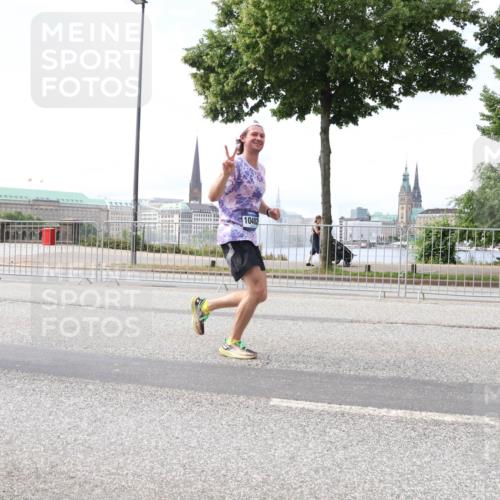 29.06.2025 - hella hamburg halbmarathon Lena Gebhardt http://msf.ph/oto/8326087 29.06.2025 10:12:56 Lombardsbrücke 11720, 10402, 1020, 1051, 1249, 1610, 1785, 1851, 1939, 2531, 2891, 2942, 2963, 2964, 3182, 3248, 3262, 4532, 4554, 5150, 5166, 5597, 5598, 6207, 7014, 7873, 7907, 8398, 8405, 8917, 8971, 9141, 10067, 10402, 10581, 11025, 11720, 12456, 13566, 13816, 14404, 14540, 14869, 15012, 15369, 15531, 16030, 16255, 16323, 16437, 16473, 16826, 16911, 17061, 17699, 17988, 17994, 18048, 18178, 18320, 18493, 18530, 18732 meine-sportfotos.de