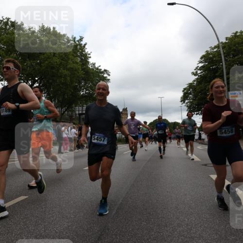 29.06.2025 - hella hamburg halbmarathon Yannick Fuchs http://msf.ph/oto/8326144 29.06.2025 10:51:31 20KM 1200, 1239, 1563, 1715, 1719, 1972, 2236, 2606, 2652, 2759, 2806, 2883, 3141, 3575, 4261, 4579, 5015, 5134, 5391, 5457, 5458, 6281, 6302, 6720, 6892, 7159, 7833, 8744, 9450, 10383, 10408, 10599, 12144, 12509, 12773, 12774, 13376, 13664, 14737, 14951, 15090, 15189, 15220, 15229, 15349, 15664, 16418, 16517, 17455, 17543, 17758, 18508 meine-sportfotos.de