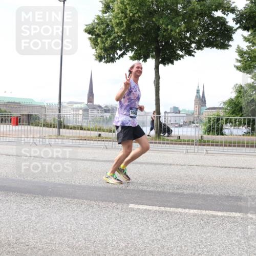 29.06.2025 - hella hamburg halbmarathon Lena Gebhardt http://msf.ph/oto/8326166 29.06.2025 10:12:56 Lombardsbrücke 11720, 10402, 1020, 1051, 1249, 1610, 1785, 1851, 1939, 2531, 2891, 2942, 2963, 2964, 3182, 3248, 3262, 4532, 4554, 5150, 5166, 5597, 5598, 6207, 7014, 7873, 7907, 8398, 8405, 8917, 8971, 9141, 10067, 10402, 10581, 11025, 11720, 12456, 13566, 13816, 14404, 14540, 14869, 15012, 15369, 15531, 16030, 16255, 16323, 16437, 16473, 16826, 16911, 17061, 17699, 17988, 17994, 18048, 18178, 18320, 18493, 18530, 18732 meine-sportfotos.de