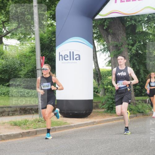 29.06.2025 - hella hamburg halbmarathon KatJ http://msf.ph/oto/8326195 29.06.2025 10:17:04 Zwischen KM18-KM19  meine-sportfotos.de