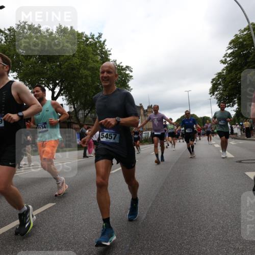 29.06.2025 - hella hamburg halbmarathon Yannick Fuchs http://msf.ph/oto/8326348 29.06.2025 10:51:31 20KM 1200, 1239, 1563, 1715, 1719, 1972, 2236, 2606, 2652, 2759, 2806, 2883, 3141, 3575, 4261, 4579, 5015, 5134, 5391, 5457, 5458, 6281, 6302, 6720, 6892, 7159, 7833, 8744, 9450, 10383, 10408, 10599, 12144, 12509, 12773, 12774, 13376, 13664, 14737, 14951, 15090, 15189, 15220, 15229, 15349, 15664, 16418, 16517, 17455, 17543, 17758, 18508 meine-sportfotos.de