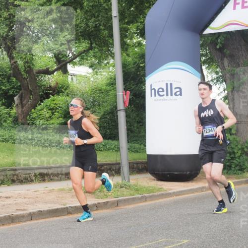29.06.2025 - hella hamburg halbmarathon KatJ http://msf.ph/oto/8326362 29.06.2025 10:17:04 Zwischen KM18-KM19  meine-sportfotos.de