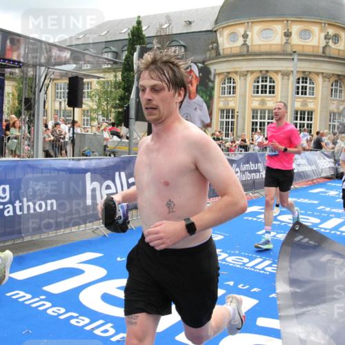 29.06.2025 - hella hamburg halbmarathon Michael Strokosch http://msf.ph/oto/8326443 29.06.2025 10:48:53 Ziel 1094, 1884, 1892, 9482, 9661, 11519, 12421, 12533, 13009, 13976, 15309, 16653, 17007, 18873 meine-sportfotos.de