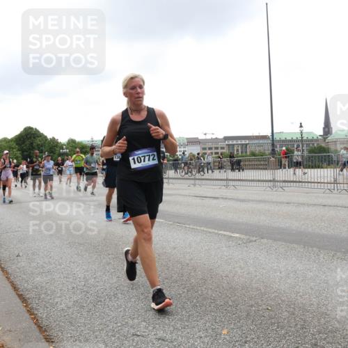 29.06.2025 - hella hamburg halbmarathon Lena Gebhardt http://msf.ph/oto/8326451 29.06.2025 10:47:23 Lombardsbrücke 138, 12630, 10772, 1045, 1073, 1185, 1286, 1434, 1463, 1523, 1593, 1607, 1704, 1961, 2148, 2211, 2327, 2407, 2537, 2555, 2556, 2665, 2882, 2981, 2994, 3339, 4037, 4184, 4239, 4325, 4423, 4483, 4806, 4895, 4974, 4975, 5111, 5114, 5621, 5622, 5796, 5895, 5953, 6255, 6256, 6485, 6496, 6879, 6995, 7073, 7403, 7430, 7431, 7630, 7631, 7970, 8105, 8131, 8270, 8486, 8550, 8684, 8706, 8915, 8953, 8967, 9018, 9687, 10991, 11351, 11458, 11730, 11738, 11802 meine-sportfotos.de