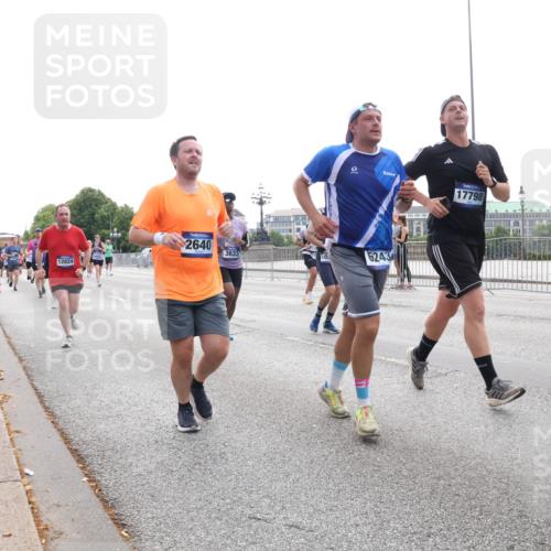 29.06.2025 - hella hamburg halbmarathon Lena Gebhardt http://msf.ph/oto/8326454 29.06.2025 10:37:44 Lombardsbrücke 12824, 2640, 3633, 6243, 17798, 1276, 1337, 1475, 1578, 1799, 1819, 1985, 2016, 2199, 2486, 2640, 2853, 3230, 3246, 3633, 3880, 4097, 5139, 5146, 5171, 5186, 5522, 5560, 5790, 5875, 5940, 6243, 6362, 6697, 6821, 6955, 7085, 7124, 7235, 7244, 7321, 7350, 7544, 7696, 7777, 7823, 8811, 8843, 8985, 9247, 9288, 9524, 9895, 10159, 10506, 10836, 11087, 11543, 12123, 12254, 12472, 12824, 16680, 17798 meine-sportfotos.de