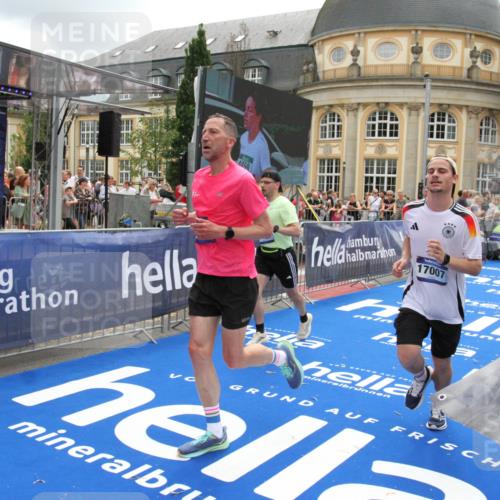 29.06.2025 - hella hamburg halbmarathon Michael Strokosch http://msf.ph/oto/8326464 29.06.2025 10:48:54 Ziel 1884, 1892, 7067, 9482, 9661, 11519, 12421, 12533, 13009, 13976, 15309, 16653, 17007, 18873 meine-sportfotos.de