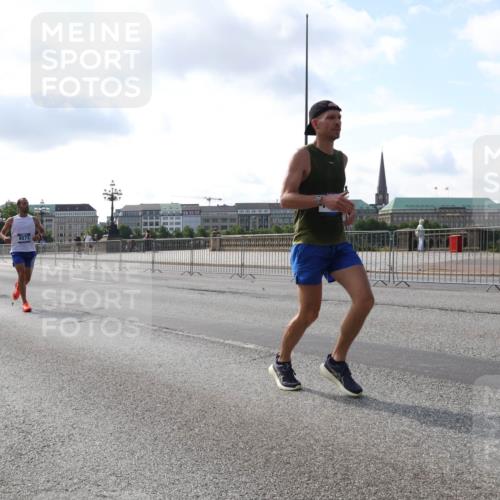 29.06.2025 - hella hamburg halbmarathon Lena Gebhardt http://msf.ph/oto/8326473 29.06.2025 09:48:39 Lombardsbrücke 6993, 8571, 1042, 1290, 1385, 1505, 1710, 1743, 2262, 2399, 2767, 3480, 3547, 3959, 4062, 4359, 4381, 4860, 5003, 5124, 5307, 5554, 5709, 6829, 6993, 7152, 7154, 7884, 8121, 8571, 8933, 9403, 9643, 10190, 10404, 10738, 10793, 10852, 11620, 11929, 12044, 12051, 12488, 12514, 12916, 13137, 13372, 13483, 13595, 13940, 13975, 14875, 14908, 15931, 15959, 16119 meine-sportfotos.de