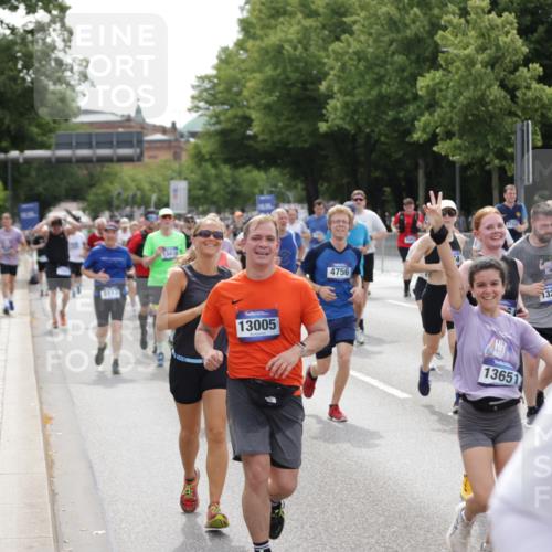 29.06.2025 - hella hamburg halbmarathon Jannik Wohlers http://msf.ph/oto/8326538 29.06.2025 10:39:50 Lombardsbrücke 1018, 1037, 1291, 1691, 2019, 2109, 2254, 2515, 2572, 2866, 2888, 3237, 3295, 3515, 3607, 3808, 3810, 4173, 4271, 4471, 4756, 5113, 5263, 5351, 5352, 5877, 5975, 6097, 6363, 6463, 6548, 6673, 6750, 6866, 6876, 6890, 6920, 7108, 7174, 7675, 7850, 8815, 9187, 9495, 10474, 10806, 10818, 10953, 11176, 11188, 11244, 11653, 11717, 11970, 11973, 12364, 12444, 12501, 12760, 13005, 13069, 13290, 13410, 13466, 13577, 13651, 14851, 15549, 15927, 16681, 17318 meine-sportfotos.de