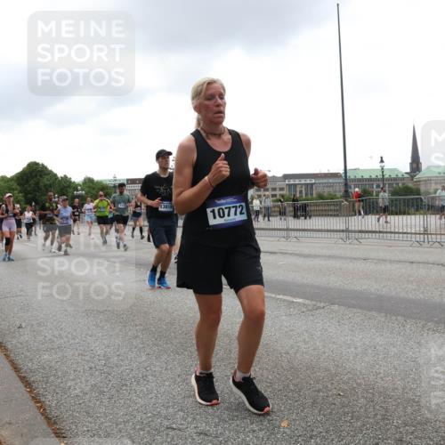 29.06.2025 - hella hamburg halbmarathon Lena Gebhardt http://msf.ph/oto/8326598 29.06.2025 10:47:23 Lombardsbrücke 12630, 13819, 10772, 1045, 1073, 1185, 1286, 1434, 1463, 1523, 1593, 1607, 1704, 1961, 2148, 2211, 2327, 2407, 2537, 2555, 2556, 2665, 2882, 2981, 2994, 3339, 4037, 4184, 4239, 4325, 4423, 4483, 4806, 4895, 4974, 4975, 5111, 5114, 5621, 5622, 5796, 5895, 5953, 6255, 6256, 6485, 6496, 6879, 6995, 7073, 7403, 7430, 7431, 7630, 7631, 7970, 8105, 8131, 8270, 8486, 8550, 8684, 8706, 8915, 8953, 8967, 9018, 9687, 10991, 11351, 11458, 11730, 11738, 11802 meine-sportfotos.de