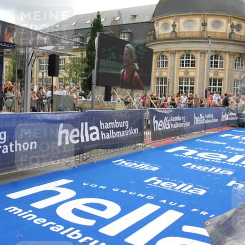 29.06.2025 - hella hamburg halbmarathon Michael Strokosch http://msf.ph/oto/8326635 29.06.2025 10:48:56 Ziel 1892, 3213, 7067, 9661, 12421, 12534, 13009, 13976, 15309, 16653, 17007, 18873 meine-sportfotos.de