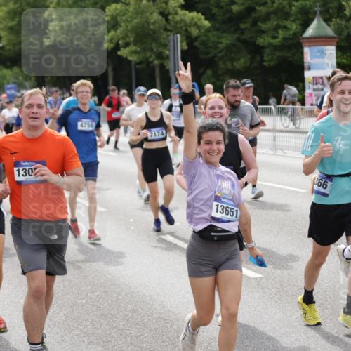 29.06.2025 - hella hamburg halbmarathon Jannik Wohlers http://msf.ph/oto/8326740 29.06.2025 10:39:51 Lombardsbrücke 1018, 1037, 1291, 1691, 2019, 2109, 2254, 2515, 2572, 2866, 2888, 3237, 3295, 3515, 3607, 3808, 3810, 4173, 4271, 4471, 4756, 5113, 5263, 5351, 5352, 5975, 6097, 6363, 6463, 6548, 6673, 6750, 6866, 6876, 6890, 6920, 7108, 7174, 7675, 7850, 8307, 8815, 9187, 10474, 10806, 10818, 10953, 11176, 11188, 11653, 11717, 11970, 11973, 12364, 12444, 12501, 12760, 13005, 13030, 13069, 13290, 13410, 13466, 13577, 13651, 14851, 15549, 15927, 16681, 17318, 18101 meine-sportfotos.de