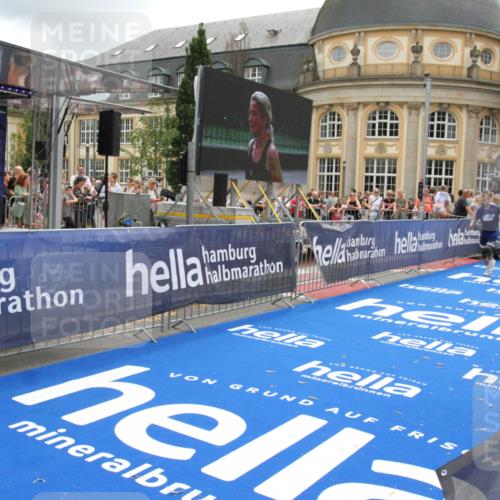 29.06.2025 - hella hamburg halbmarathon Michael Strokosch http://msf.ph/oto/8326745 29.06.2025 10:48:56 Ziel 1892, 3213, 7067, 9661, 12421, 12534, 13009, 13976, 15309, 16653, 17007, 18873 meine-sportfotos.de