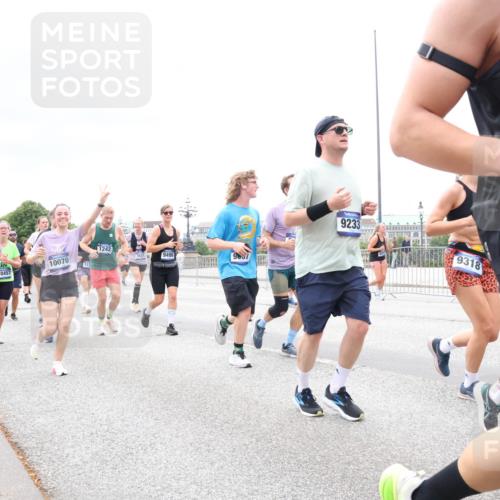 29.06.2025 - hella hamburg halbmarathon Lena Gebhardt http://msf.ph/oto/8326750 29.06.2025 10:57:49 Lombardsbrücke 7720, 18457, 10070, 1242, 9496, 9887, 112, 9233, 9318, 1123, 1242, 1248, 1265, 1388, 1643, 2015, 2451, 2567, 2900, 3191, 3385, 3388, 3433, 3644, 3750, 3936, 3954, 4059, 4180, 4197, 4429, 4521, 4830, 5117, 5632, 5676, 5736, 5738, 6316, 6337, 6827, 6857, 6916, 7172, 7193, 7556, 7720, 7728, 7977, 7990, 8035, 8159, 8287, 8386, 8474, 8512, 8540, 8708, 8713, 8773, 8873, 9059, 9180, 9233, 9318, 9319, 9394, 9398, 9436, 9481, 9496, 9613, 9832 meine-sportfotos.de